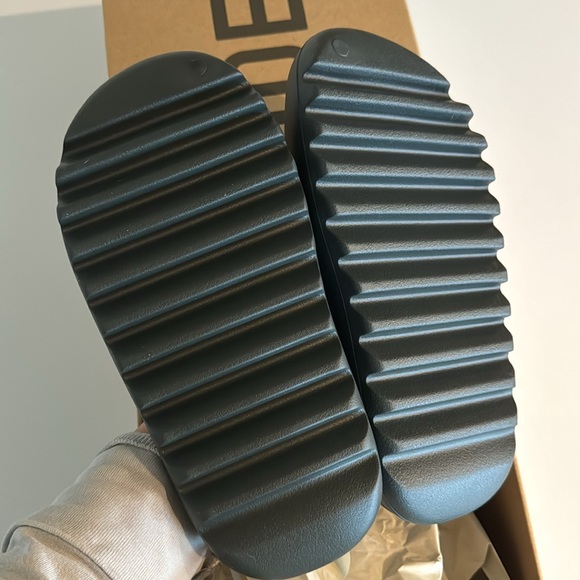 NIB YEEZY SLIDES MEN’S 8 DAKONY GREY - Picture 11 of 12